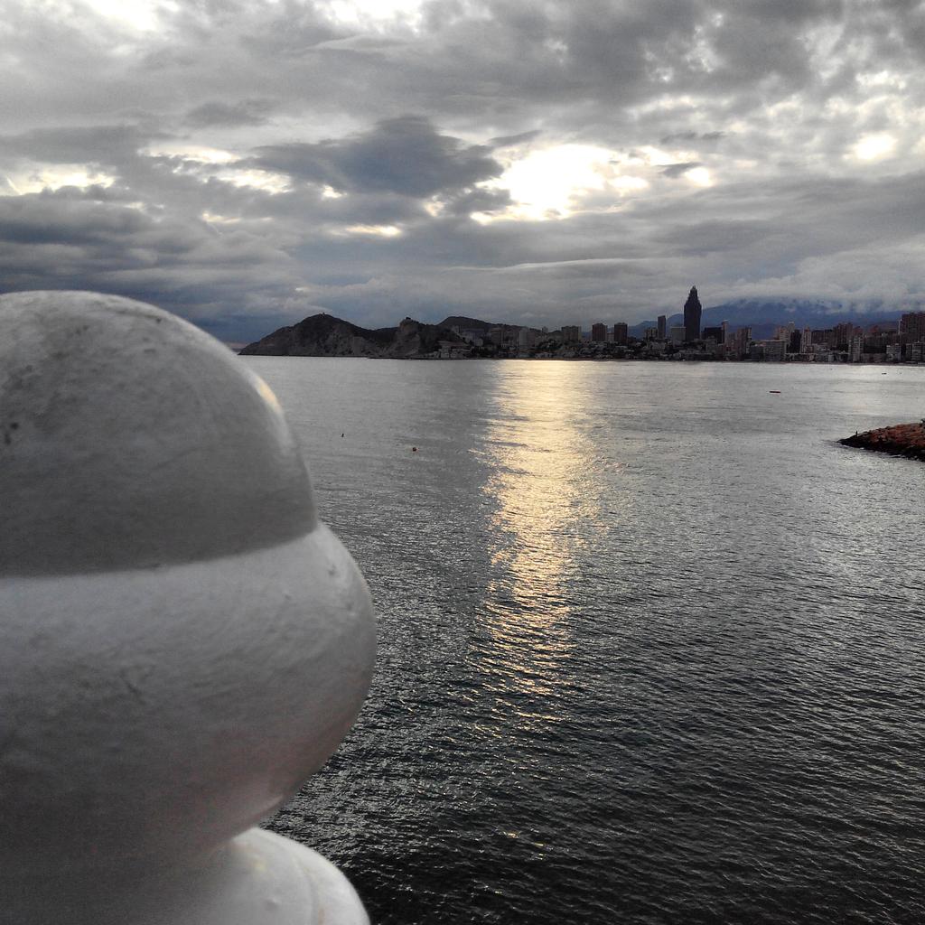 Xplorandomundo's tweet photo. Bonita tarde que pasamos en #Benidorm con estas vistas :D #Alicante #Turismobenidorm #Travel #felizmiercoles http://t.co/yFbIcPkrAd