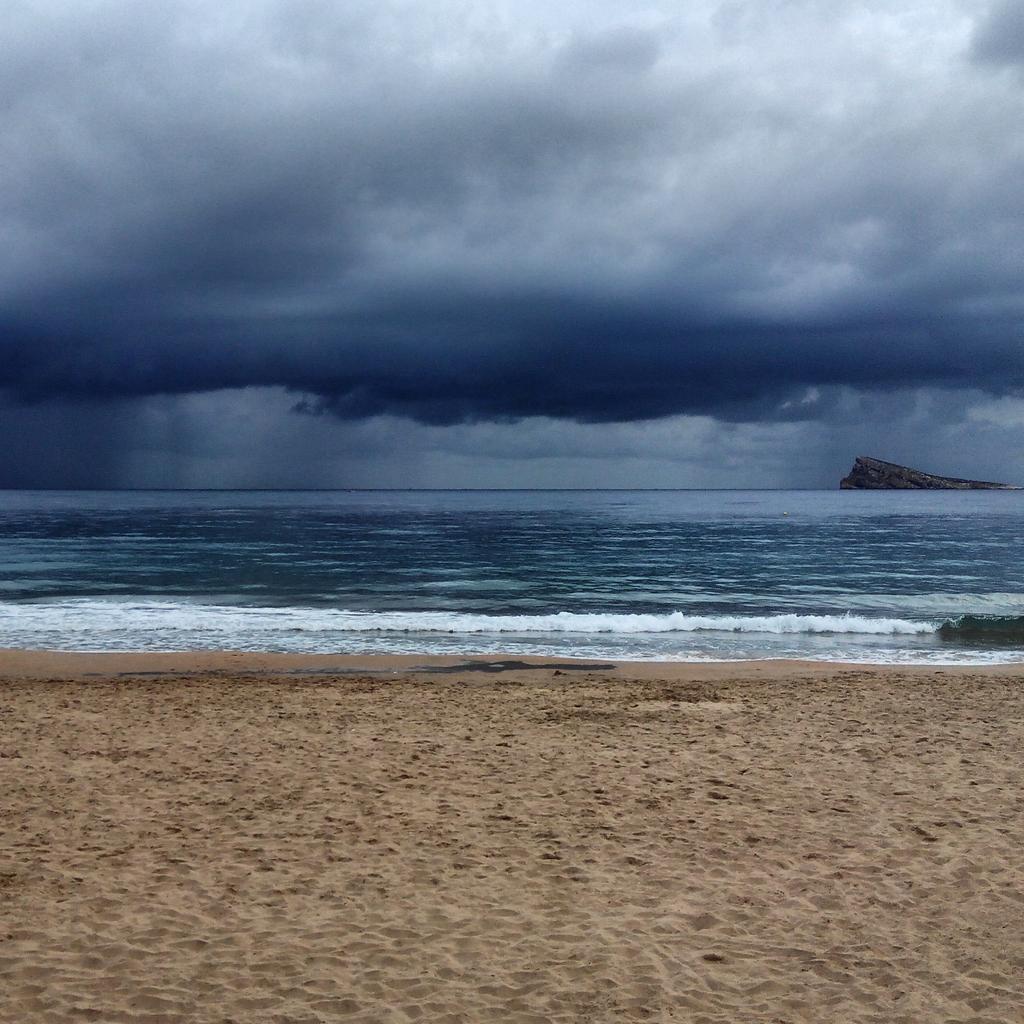 Xplorandomundo's tweet photo. Bonita tarde que pasamos en #Benidorm con estas vistas :D #Alicante #Turismobenidorm #Travel #felizmiercoles http://t.co/yFbIcPkrAd