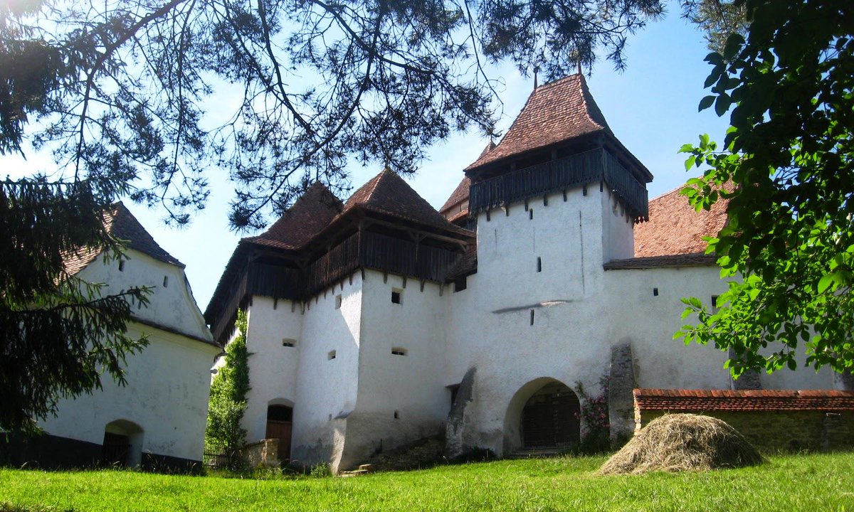 TransylvaniaTU's tweet photo. The Saxon village of Viscri, much loved by Prince of Wales, Charles.
https://t.co/uVhkhOxAEA http://t.co/fiS93oy1zK