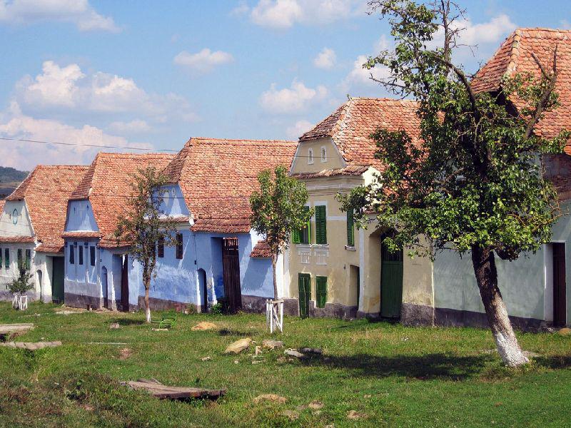 TransylvaniaTU's tweet photo. The Saxon village of Viscri, much loved by Prince of Wales, Charles.
https://t.co/uVhkhOxAEA http://t.co/fiS93oy1zK