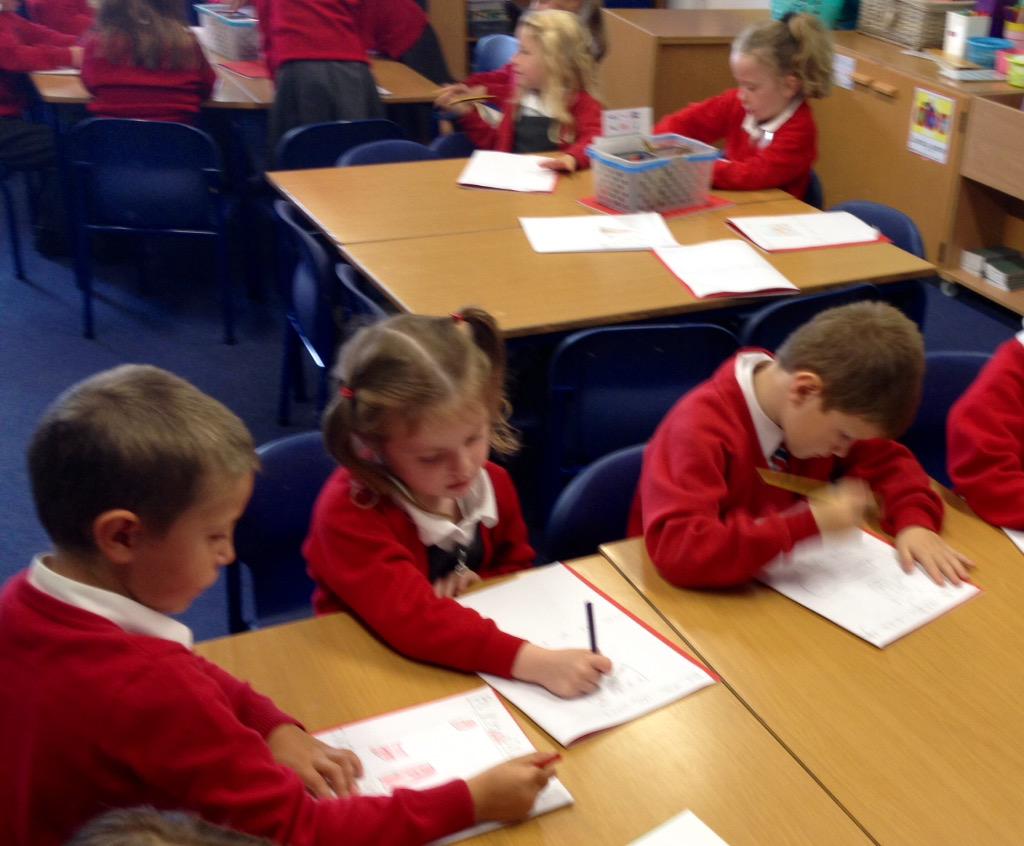 ysgolbrynhedydd's tweet photo. #year1JR some lovely #welsh writing this morning "Ble wyt ti'n byw?" #YBH #ty #byngalo #fflat #garafan #cymraeg 🏡🏨 http://t.co/GjygMQ85an