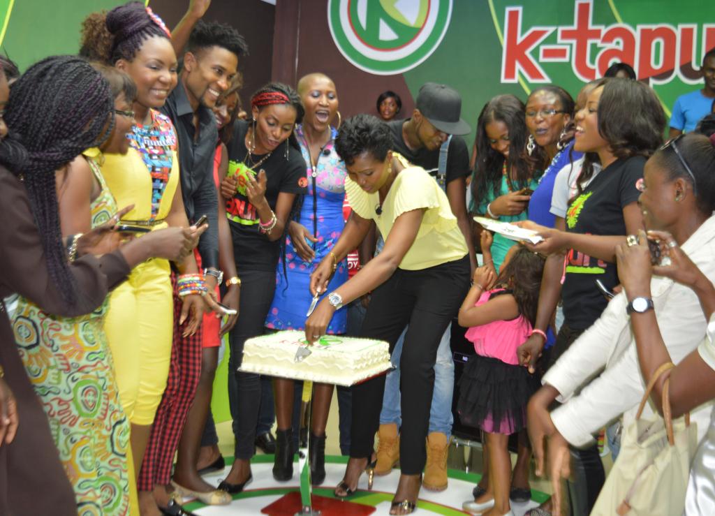 marabooTV's tweet photo. La coupure du Gâteau en live
Happy Birthday #Ktapult
ce samedi 21H sur canal2 http://t.co/Igy7OjFcSh