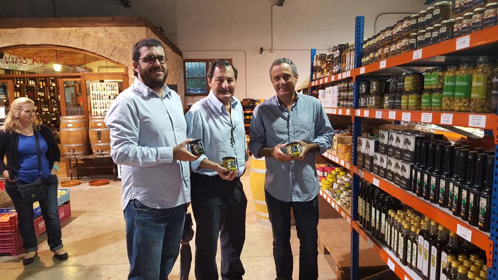 OlivadeMallorca's tweet photo. Encetam la campanya de collita d'#OlivadeMallorca amb la visita del conseller @vidalmatas14 a la C.de Sant Bartomeu http://t.co/d4rK8Unqbl