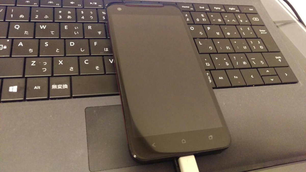 bigfriend0726's tweet photo. 久々にHTL21を取り出してみたら電源も入らないし充電もされないオブジェと化していた。#HTL21 http://t.co/34iUlBztC6