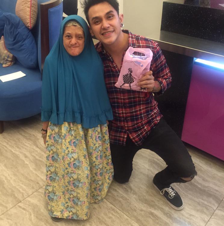 vickykciv's tweet photo. Terimakasiih nitiers yg cantiik 🙏🏼 #makassar http://t.co/nomM9zlakA