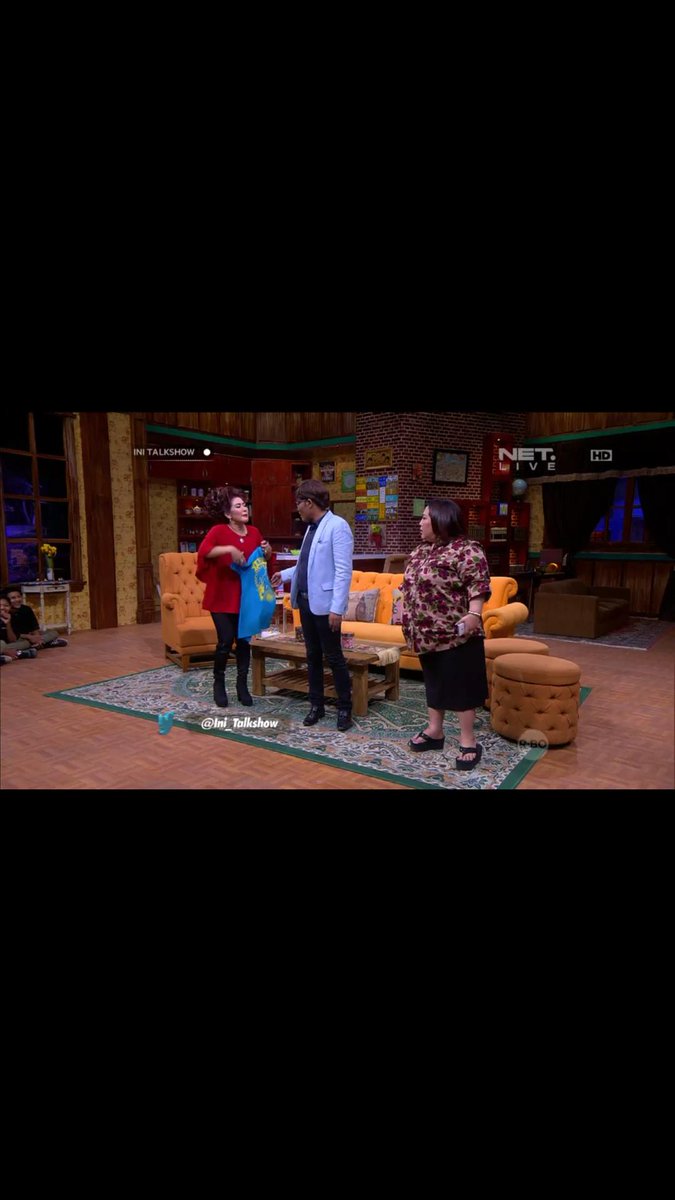 Duosolpet's tweet photo. Mami @jurike9 ama mami @nunung63 rebutan baju sampai robek gogill abissss.😂😂 @Ini_Talkshow @newsuleprikitiw http://t.co/tPaFwx5i0q