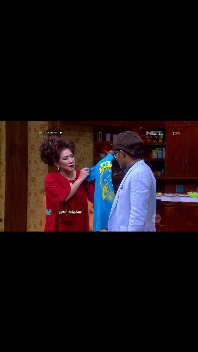 Duosolpet's tweet photo. Mami @jurike9 ama mami @nunung63 rebutan baju sampai robek gogill abissss.😂😂 @Ini_Talkshow @newsuleprikitiw http://t.co/tPaFwx5i0q