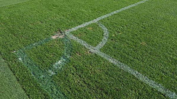Footballogue's tweet photo. [#LDC] Malmö a réduit la taille de son terrain pour laisser le moins d'espace au Real Madrid ce soir ! 😂 http://t.co/lH0b0y6mb1