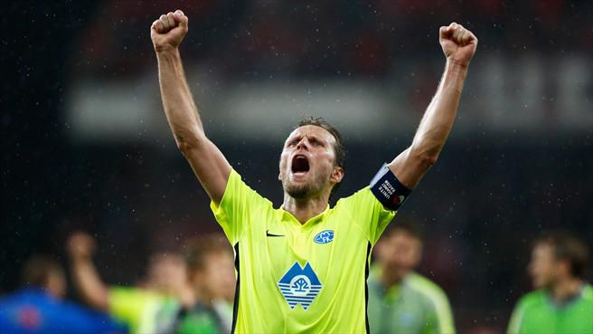EuropaLeague's tweet photo. Molde's "greatest player of all time" ...

Daniel Hestad - still going strong at 40: http://t.co/XAYIsXF2gh #UEL http://t.co/U84uLT4e8K