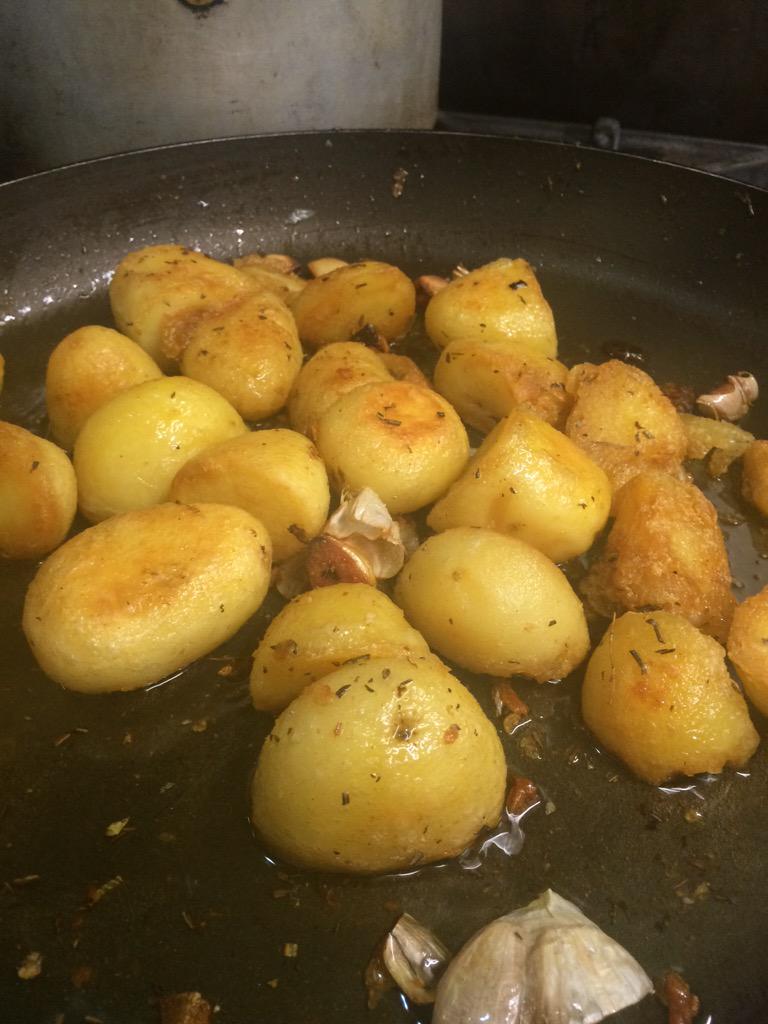 LarwoodVocePK's tweet photo. Pre Sunday roast photo shoot coming along nicely http://t.co/1dMPJ5xp0v