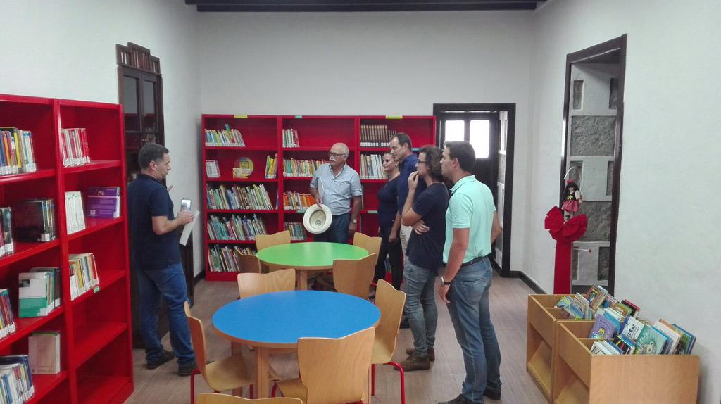 oscarhdezsuarez's tweet photo. Hoy reabrimos la Biblioteca Joaquín Artiles tras las obras realizadas. Un espacio renovado para la cultura. http://t.co/wM59ToRoMV