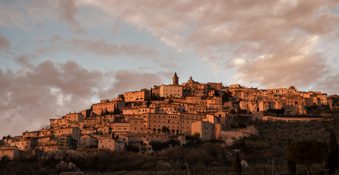 Il mese di ottobre è il periodo migliore per vivere la cittadina di #Trevi. goo.gl/0NT6o0