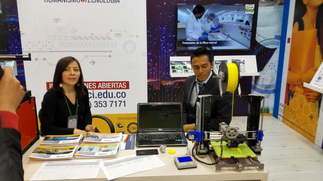 ICCRadio's tweet photo. Un poco de la impresion de 3D de la @UniversidadECCI http://t.co/MpKRwKr6Wf