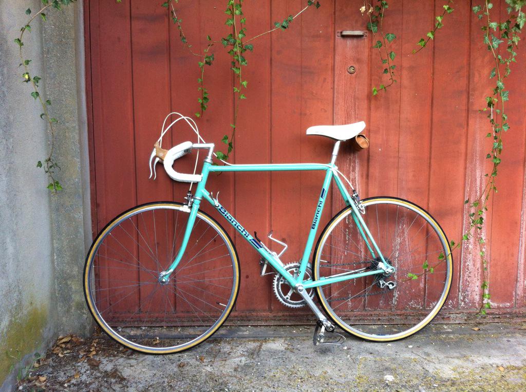 cinofrancioni's tweet photo. Ready to ride and write a new poem with this beautiful, timeless lady @eroica1997 @BianchiOfficial #passioneceleste http://t.co/dZLabiTmU0