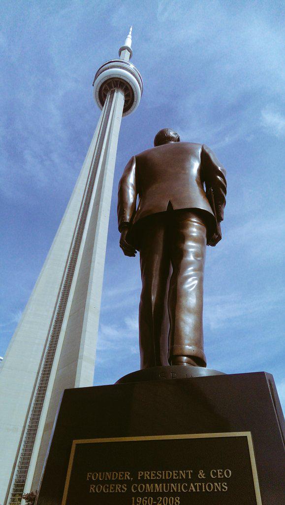 phiphong2005's tweet photo. CN tower with roger statue! @gadventures #ceowalk @GAdv_Mayor @GAdv_Sarou http://t.co/9gKm0KPpR7