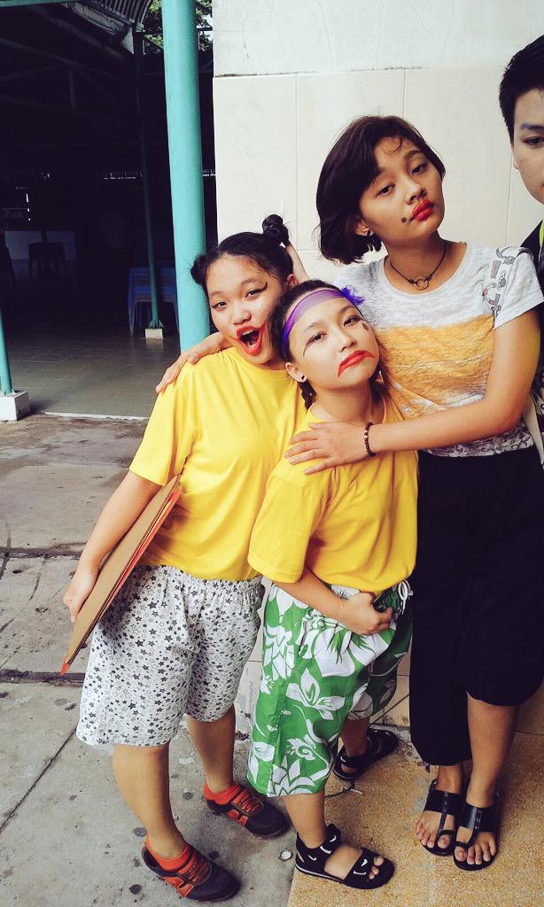 thao98pham's tweet photo. Chị em Buồn Cười xin chào #liveshows #acting #smileyface #sadface http://t.co/gpZKo94rkc