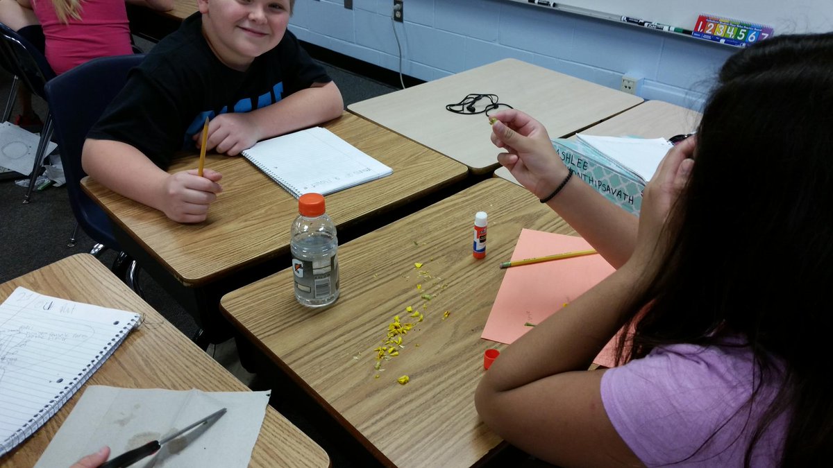 HES_mshorn's tweet photo. Dissecting and labeling parts of a flower http://t.co/0KuHCmoZaQ