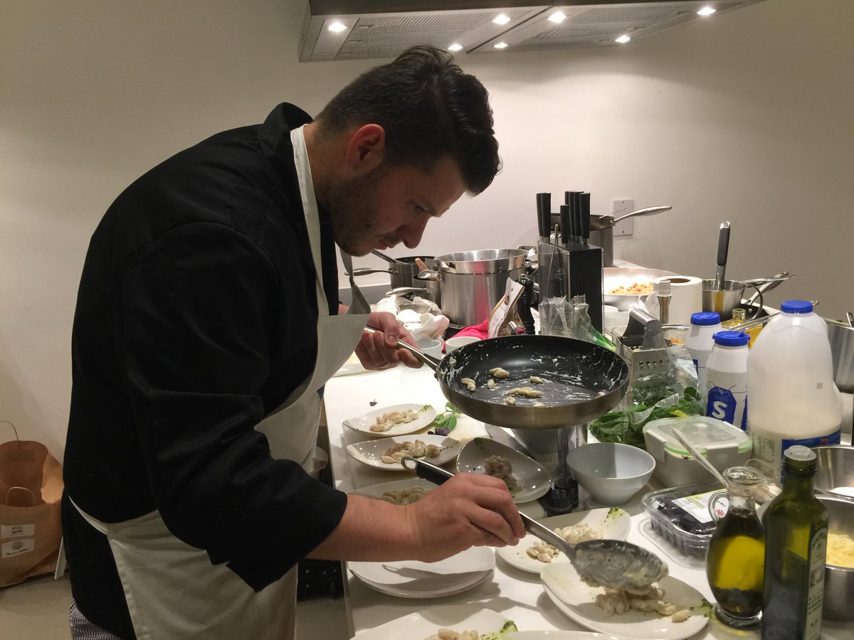 Eventi_BellaIta's tweet photo. Alcuni momenti da #ecichefcontest gara combattuta all'ultimo ingrediente @GEIE #GAL #italianfood #ruralareas #Londra http://t.co/Vq7970q5kv