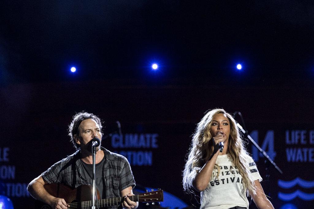 PearlJam's tweet photo. Eddie &amp; @Beyonce cover @BobMarley's "Redemption Song" at @GlblCtzn Festival: http://t.co/57NJEqOZN7 #GlobalCitizen http://t.co/RMVcrcI65z