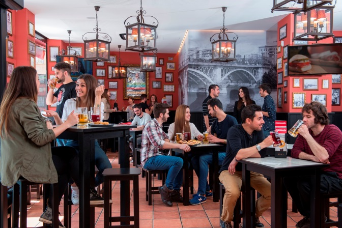 EasyFranSP's tweet photo. La franquicia @100montaditos no para de triunfar en Italia, y abre un nuevo local en Génova: http://t.co/t9YR9SVLRw http://t.co/4xopdkZ72n