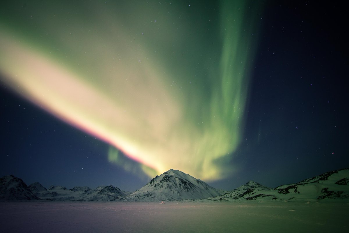 coldhouse_'s tweet image. 2am in the depths of Arctic winter. We were expecting hours of darkness, but instead had this for a week. #aurora