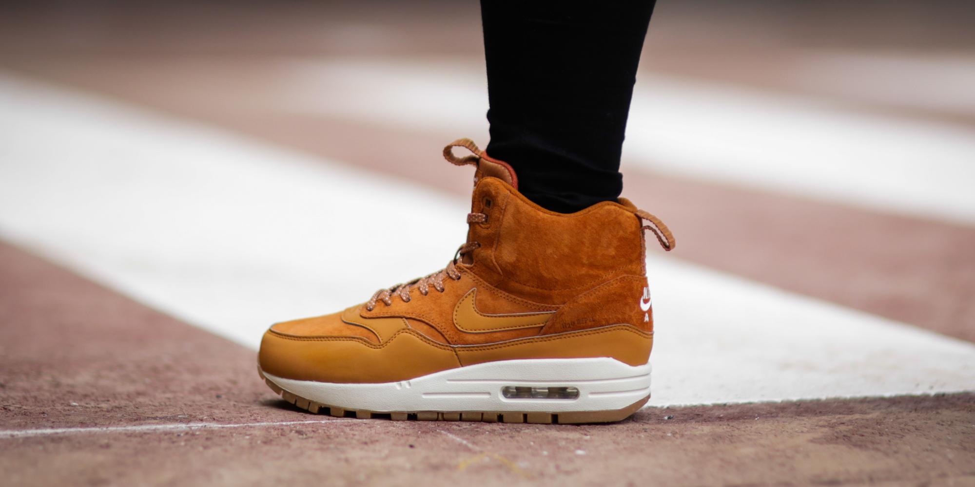 Personificación Carteles Ejemplo Foot Locker EU on Twitter: "The Women's Nike Air Max 1 Mid Sneakerboot in  Black and Tawny, drop Friday online &amp; in store #approved  http://t.co/aHcvsJOxse" / Twitter