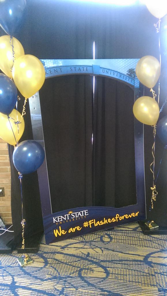 LGalanis33's tweet photo. December Grads stop by Grad Fair from 11-6 today to finalize graduation details. #flashesforever #classof2015 http://t.co/pI3a815hoc