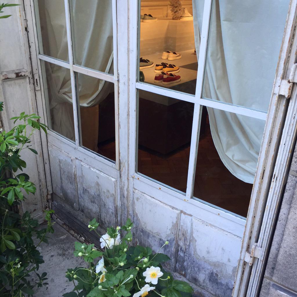 INFAS_FN's tweet image. 【パリコレ取材】「エルメス」の靴の展示会。小さな庭がある素敵な空間です。#hermes @Hermes_Paris