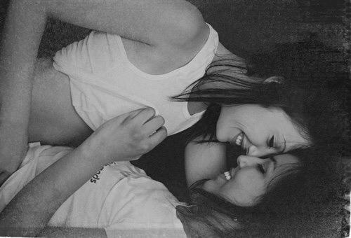 girlsandgirlsfr's tweet image. Si tu la veux dans tes bras.