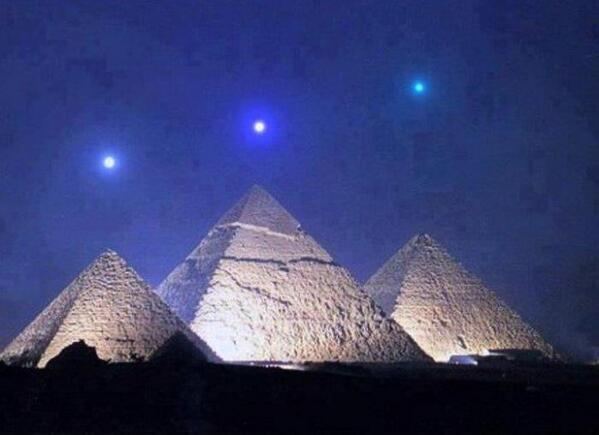 _Paisajes_'s tweet photo. Alineación planetaria (Venus, Mercurio y Saturno), con la pirámide de Giza. http://t.co/Sch2uoUd63