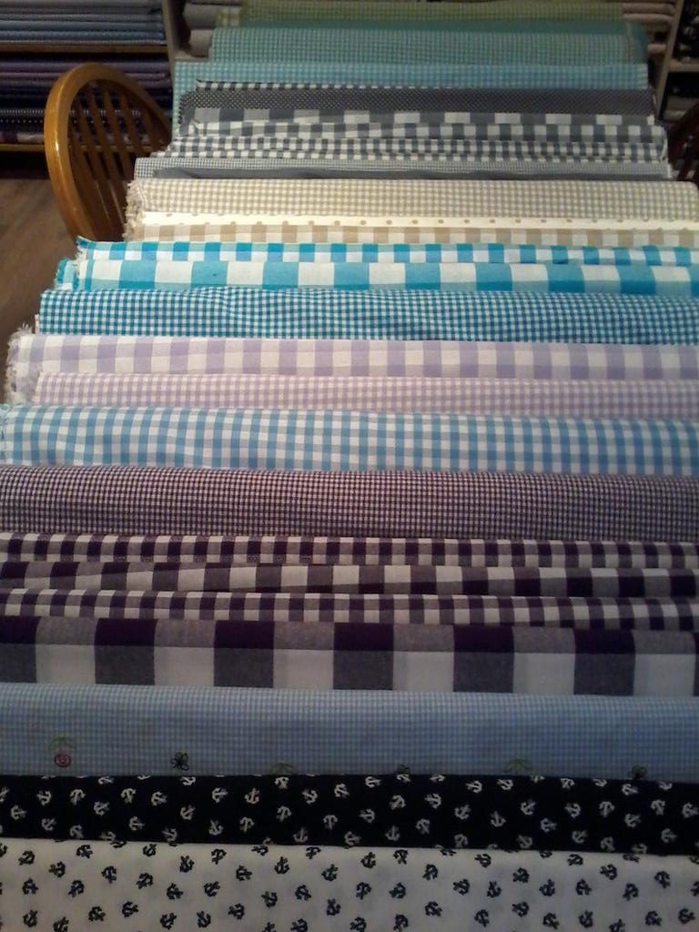 Alle stoffen op de tafel deze week 5,00 per meter.