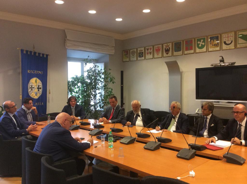 Al tavolo delegazione di Roma Cascasco, Amorosini, Oliverio, Crisci, Filice. Discussione PMI della calabria