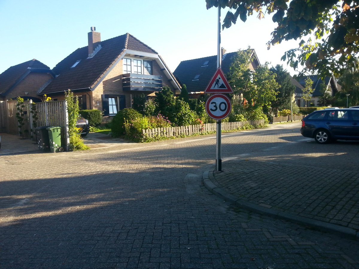 Tijdens werkzaamheden is het gevaarlijk op het woonerf! Er mag 30 km gereden worden.