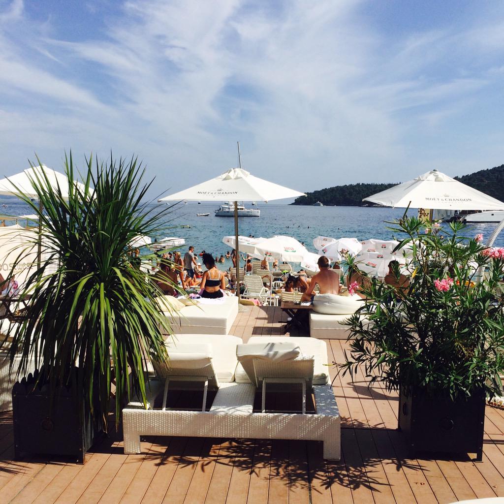Summer is still here 🌴🍹☀️<a href="/banjebeach/">BanjeBeach</a> <a href="/Croatia_hr/">Croatia Full of life</a> #dubrovnikriviera #banjebeach