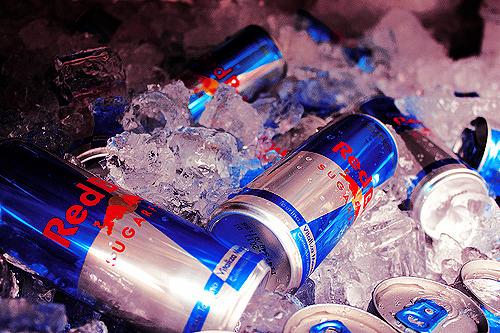 Recuerda!! este viernes en Look Sevilla, regalamos un Red Bull a las primeras 300 personas.