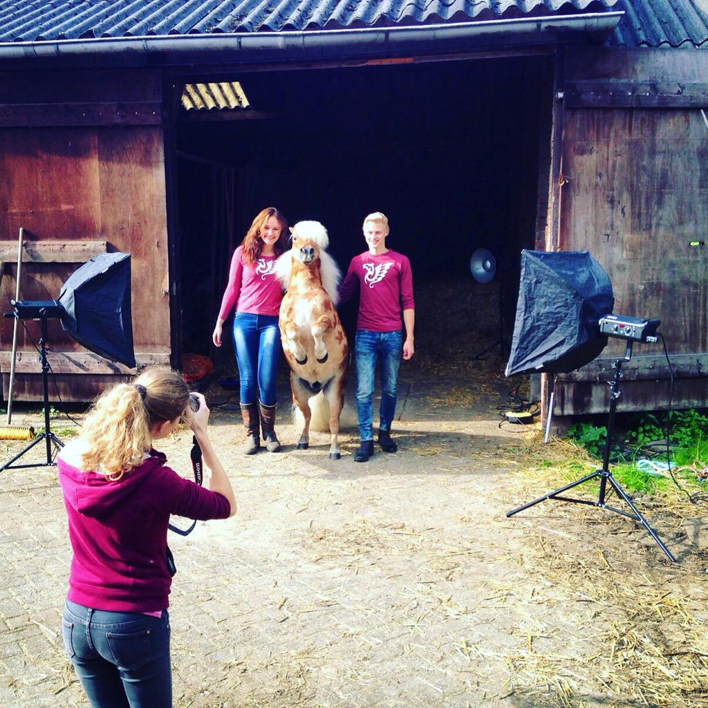 Bitpaarden's tweet photo. In t oktobernummer van #Bitpaarden: @EvaRoemaat &amp; @Jessetjuhhh #achterdeschermen http://t.co/X0vwEWxFGE