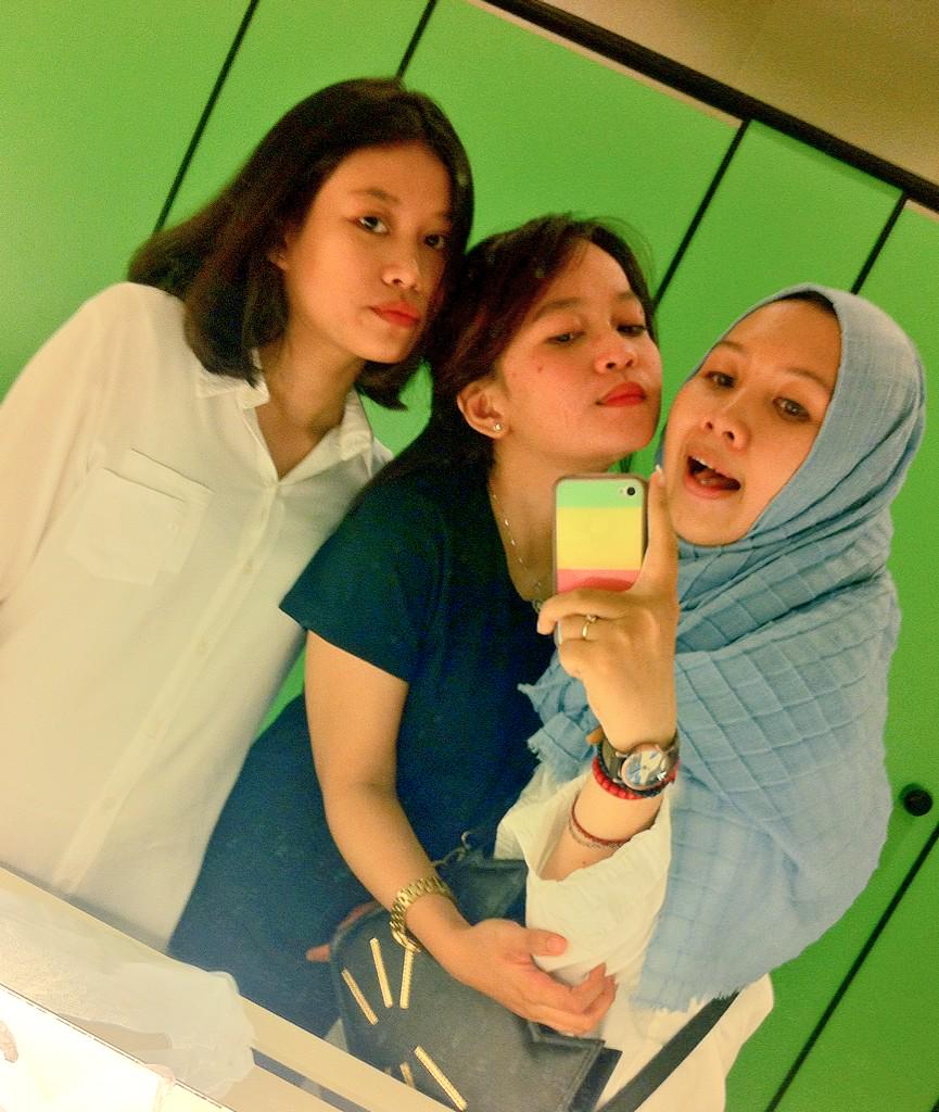 finipinuuut's tweet photo. Jadi kalo di toilet begini deh😂😂💙💙 http://t.co/5RDDff1n5I