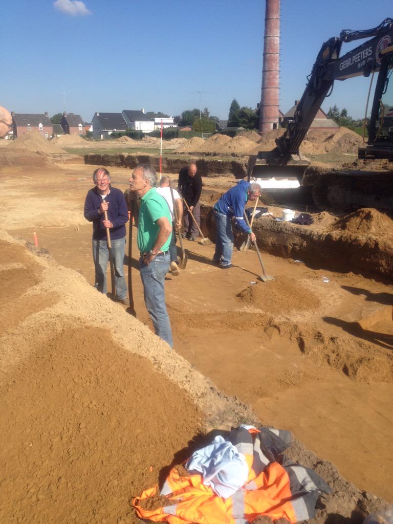 JanSmolenaars's tweet photo. Leden van Heemkundevereniging http://t.co/O2mVdm3gZi werken mee aan de archeologische opgravingen in plan Oppe Brik! http://t.co/JGuLbzVVDS