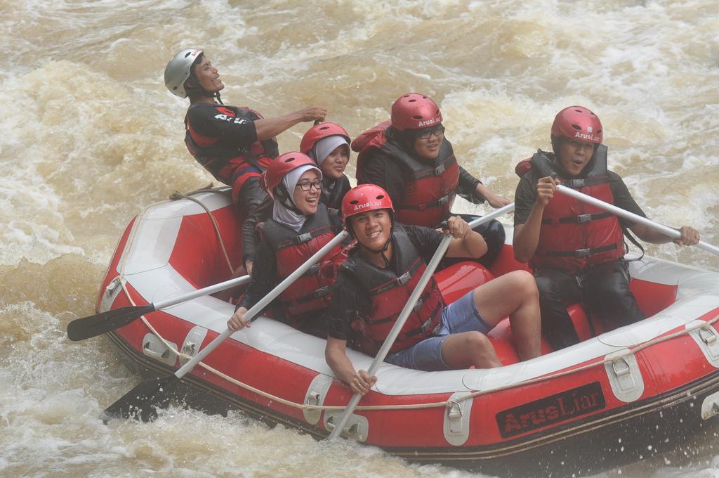 SulungBambu's tweet photo. Uji adrenalin,rafting di ArusLiar Citarik @ronironay @acerID @GagasMedia @salsabeela #LiquidZ520 #PassportToHappiness http://t.co/NlZ6Rue2UW