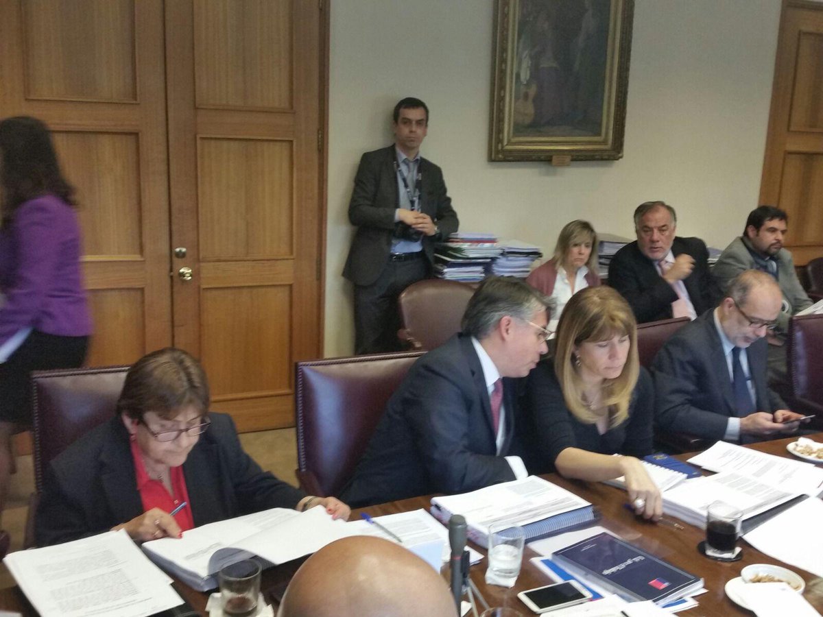 previsionsocial's tweet photo. Subsecretaria junto a Ministra @ximerincon y Subse. @panchodays participan en comisión de trabajo del @Senado_Chile http://t.co/HwkCvhQEzr