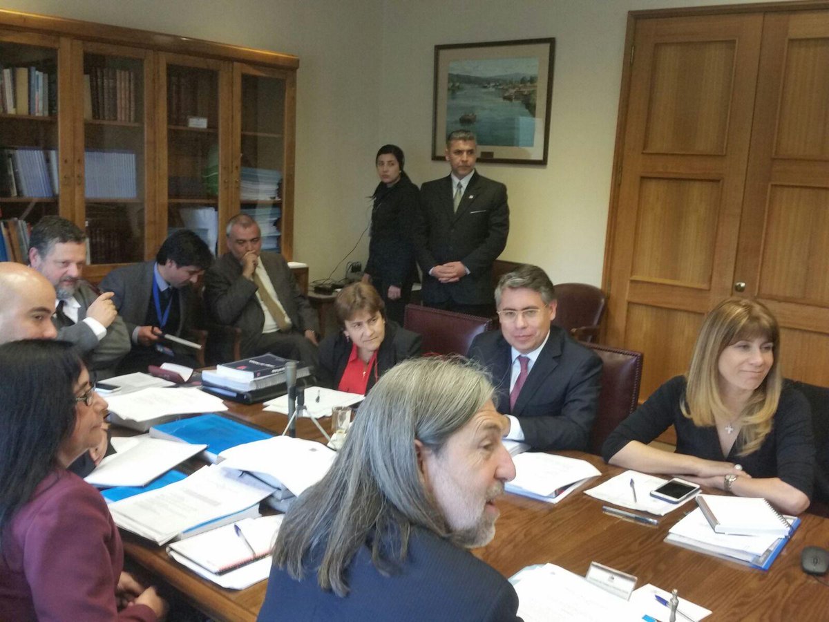 previsionsocial's tweet photo. Subsecretaria junto a Ministra @ximerincon y Subse. @panchodays participan en comisión de trabajo del @Senado_Chile http://t.co/HwkCvhQEzr