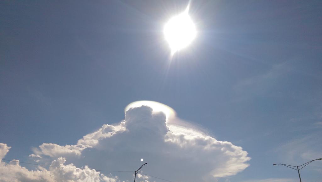 7BARRASOS's tweet image. Mysterious clouds in San Juan Puerto Rico. A halo on top that was bright and colorful shooting from the top.