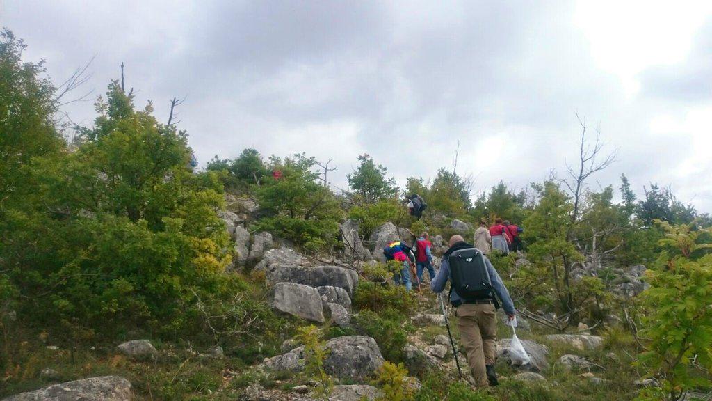 natourarte_info's tweet photo. Con Francesca e #ClavdiaNova sul #cammino del #TratturoMagno aspettando la 2a Notte della #Transumanza #takeAbruzzo http://t.co/puHQsBvF71