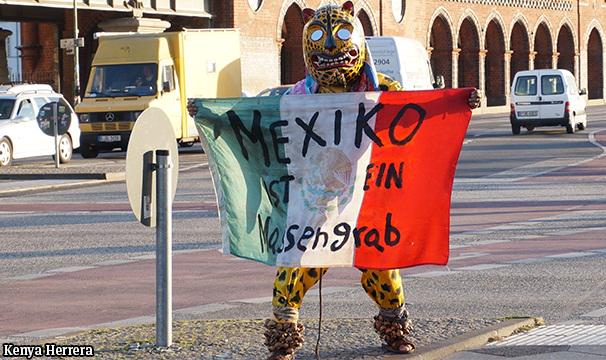 lasillarota's tweet photo. Grito de rabia y dolor de #Ayotzinapa resonó en todo el planeta: @KenyaHbz http://t.co/zcxoZ1w3sT   #AsíVeoMx http://t.co/S70fSygwtJ