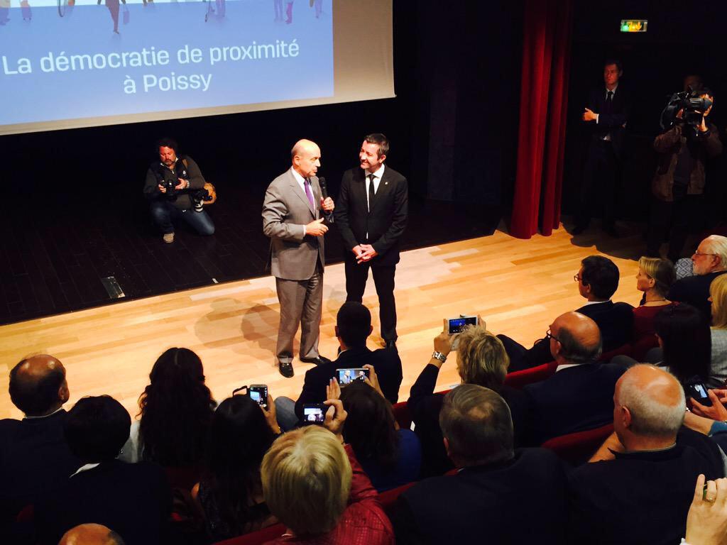 alainjuppe's tweet photo. Heureux de fêter le 1er anniversaire du Conseil de développement économique et social de #Poissy avec @KARLOLIVE. http://t.co/uVfDxWdtaO