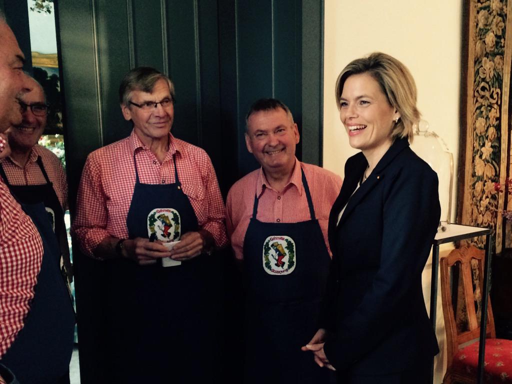 cdurlp's tweet photo. .@JuliaKloeckner und die #Lehmer Razejung auf Schloss #Sayn. Benefizweinprobe zu Gunsten Stiftung #Filippas Engel. http://t.co/rrw7FrkD5T