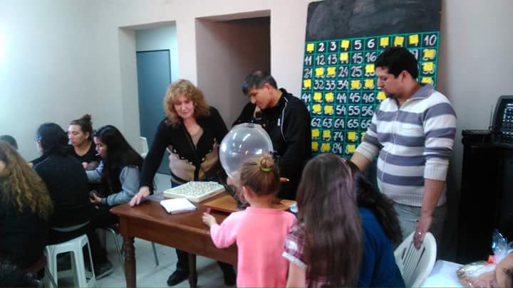 JJuaneda's tweet photo. Bingo familiar en la flamante sede del Centro Vecinal Parque Liceo III.
#AquiEstamos disfrutando junto a los vecinos! http://t.co/mT3po8QxvK