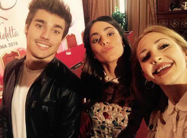 QueenStoessel73's tweet photo. #TiniElGranCambioDeVioletta 🎬🎬🎬🌏🎬🎬 http://t.co/RxMlHACXGy