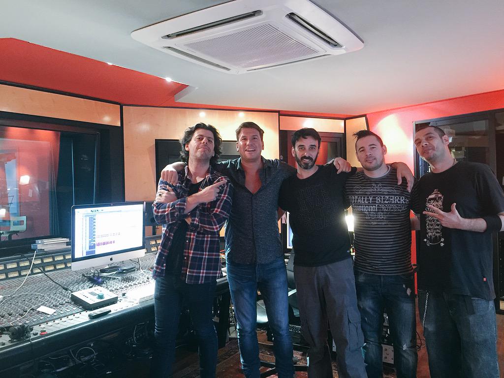 _AndyyLucas_'s tweet photo. Segundo día de disco,en MG estudios.vais alucinar como suena esto. http://t.co/QFKbhDAl0o