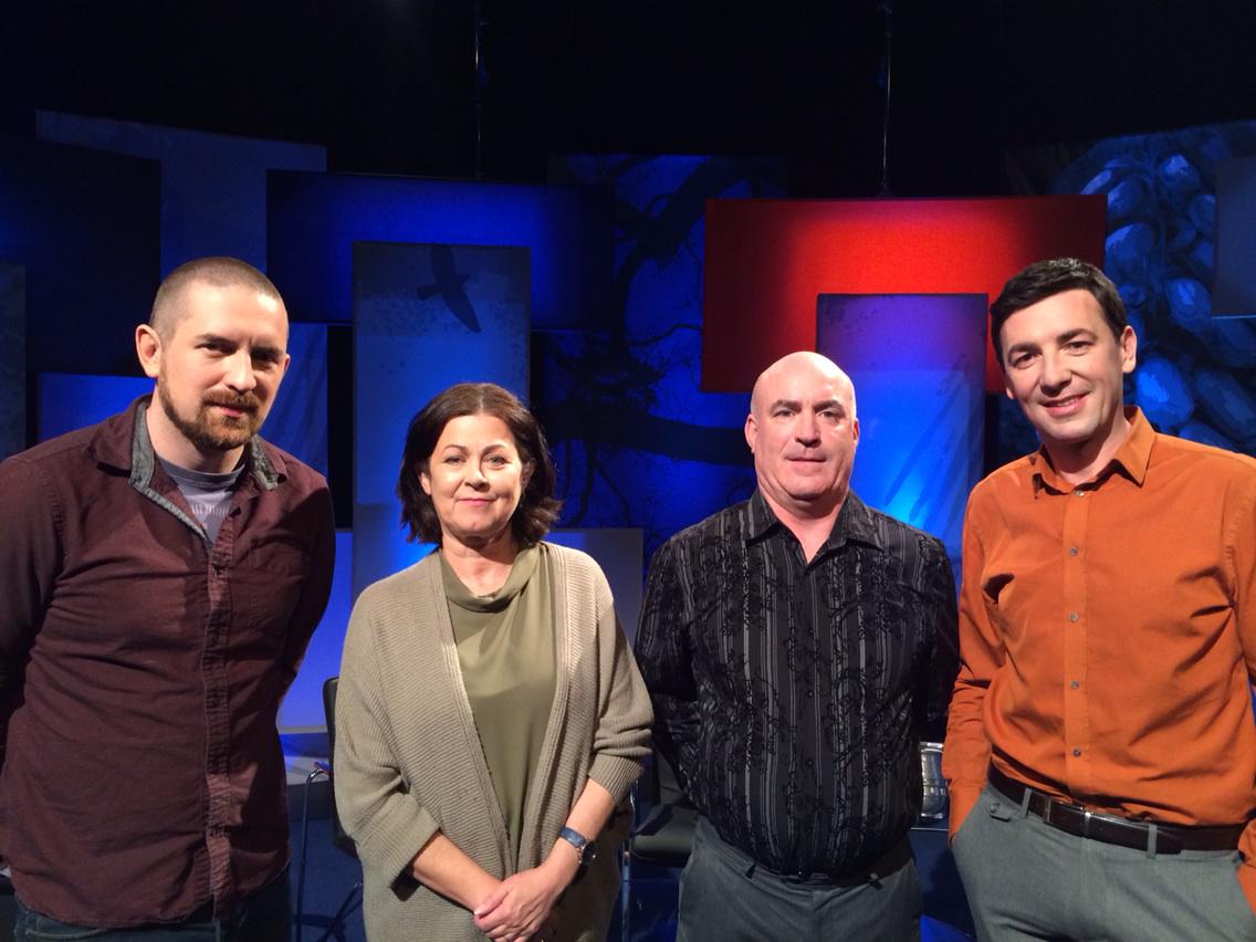 bealoideasbeo's tweet photo. 7.30pm anocht ar @TG4TV Comhluadar breá ag @Buailtin ag plé An Lucht Síúil #cant #tinsmith #folklore #travellers http://t.co/WncGwCJ1If